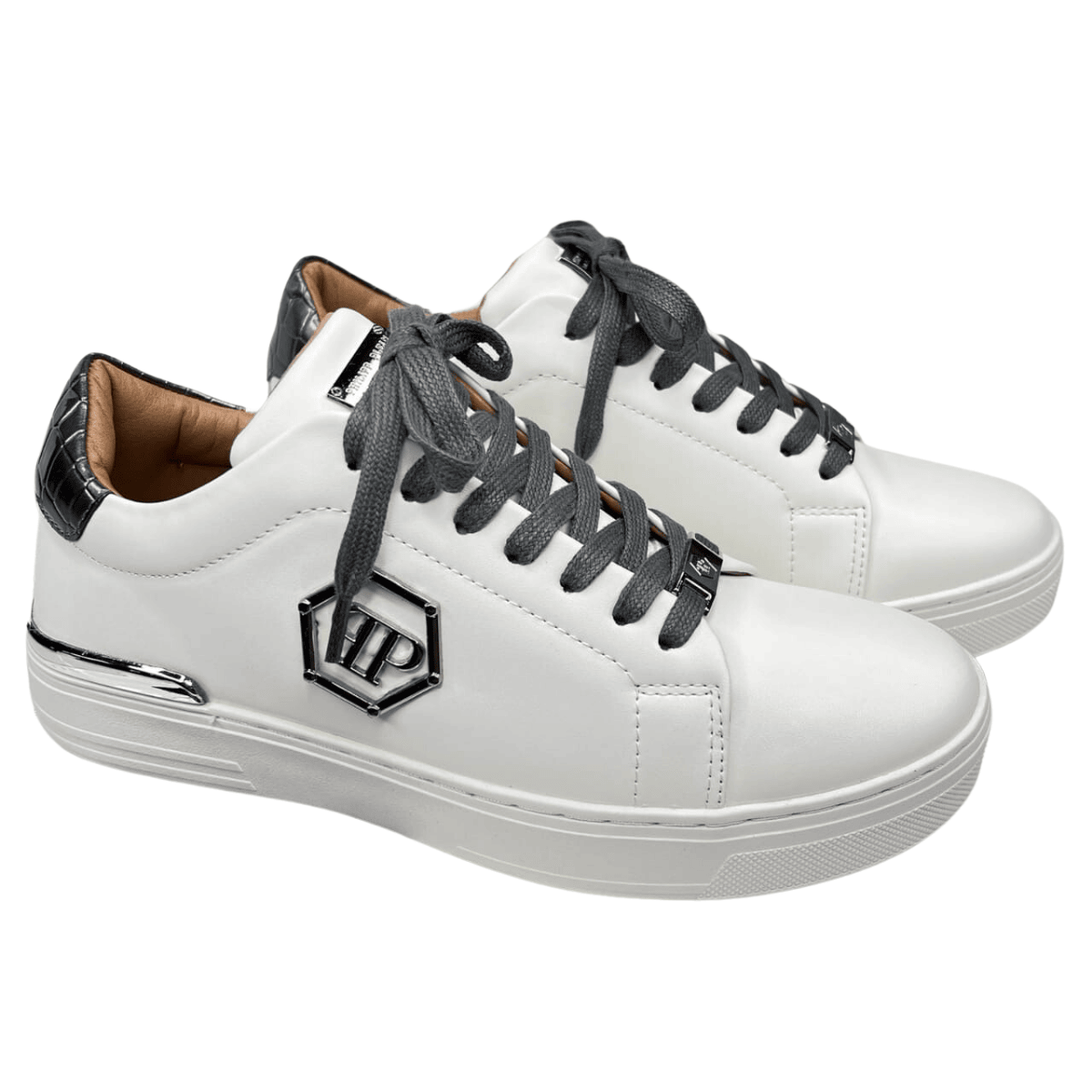 Comprar Philipp Plein Zapatos Hombre: Estilo, Calidad y Exclusividad. Si buscas destacar con estilo y elegancia, comprar Philipp Plein zapatos hombre es la mejor decisión que puedes tomar. Esta marca de lujo combina materiales de alta calidad con diseños únicos y atrevidos, perfectos para hombres que desean marcar tendencia en cada paso. En este artículo, te guiamos sobre cómo elegir el par perfecto, dónde encontrarlos y por qué Onlineshoppingcenterg es tu mejor opción.  ¿Qué hace especiales a los zapatos Philipp Plein para hombre? Los zapatos Philipp Plein destacan por su diseño audaz y lujoso. La marca se caracteriza por incluir detalles únicos como calaveras metálicas, texturas de piel y colores llamativos. Además, ofrecen una gran variedad de estilos:  Zapatillas Philipp Plein hombre: Perfectas para un look casual pero sofisticado.  Botines Philipp Plein hombre: Ideales para temporadas frías o eventos especiales.  Tenis Philipp Plein de bota: Combinan comodidad y diseño moderno.  Zapatos Philipp Plein calavera: Un símbolo icónico de la marca, que aporta un toque rebelde y exclusivo.  Cada modelo está fabricado con materiales premium, como cuero genuino y suelas resistentes, garantizando durabilidad y comodidad.  Gama de colores y diseños Entre los modelos más populares, encontramos:  Philipp Plein zapatos rojo: Perfectos para destacar en cualquier ocasión.  Philipp Plein zapatos negro: Clásicos y versátiles.  Tenis Philipp Plein hombre blancos: Ideales para un estilo limpio y moderno.  Philipp Plein zapatillas negras: Diseños discretos con un toque elegante.  Estos colores permiten combinar los zapatos con cualquier atuendo, desde jeans hasta trajes formales.  ¿Cómo elegir el par perfecto? A la hora de comprar Philipp Plein zapatos hombre, ten en cuenta estos consejos:  Define tu estilo: Si buscas algo casual, opta por zapatillas Philipp Plein; si prefieres algo más formal, elige botines o zapatos de cuero.  Revisa el tamaño: La comodidad es clave, así que asegúrate de elegir la talla correcta.  Colores y detalles: Considera colores como el rojo o el blanco si quieres algo más llamativo; el negro es una opción más clásica.  Beneficios de comprar en Onlineshoppingcenterg En Onlineshoppingcenterg, nos especializamos en ofrecer productos de lujo, incluyendo la línea exclusiva de Philipp Plein zapatos hombre. Comprar en nuestra tienda te garantiza:  Autenticidad: Todos nuestros productos son de alta calidad.  Variedad: Contamos con modelos como Philipp Plein zapatillas blancas, zapatos Philipp Plein para hombre, y más.  Precios competitivos: Consulta los mejores precios de zapatos Philipp Plein Colombia precio y accede a promociones exclusivas.  Envío rápido: Recibe tus zapatos en tiempo récord.  Preguntas frecuentes sobre Philipp Plein zapatos hombre ¿Cuál es el precio promedio de las zapatillas Philipp Plein? El precio varía según el modelo y los detalles. En nuestra tienda, puedes encontrar opciones competitivas para zapatillas Philipp Plein hombre precio y zapatos Philipp Plein precio Colombia.  ¿Existen modelos específicos para ocasiones formales? Sí, los zapatos Philipp Plein hombre blancos o los Philipp Plein zapatos negros son perfectos para eventos formales, gracias a su diseño elegante y sofisticado.  ¿Onlineshoppingcenterg realiza envíos internacionales? Por supuesto. Ofrecemos envíos a diferentes países, asegurándonos de que tus Philipp Plein zapatos hombre lleguen rápidamente y en perfecto estado.    Comprar Philipp Plein zapatos hombre es una inversión en estilo, calidad y exclusividad. No importa si buscas algo casual, como las zapatillas Philipp Plein hombre, o algo más formal, como los Philipp Plein zapatos negro, en Onlineshoppingcenterg encuentras todo lo que necesitas. Explora nuestra tienda y eleva tu estilo con los mejores zapatos Philipp Plein.